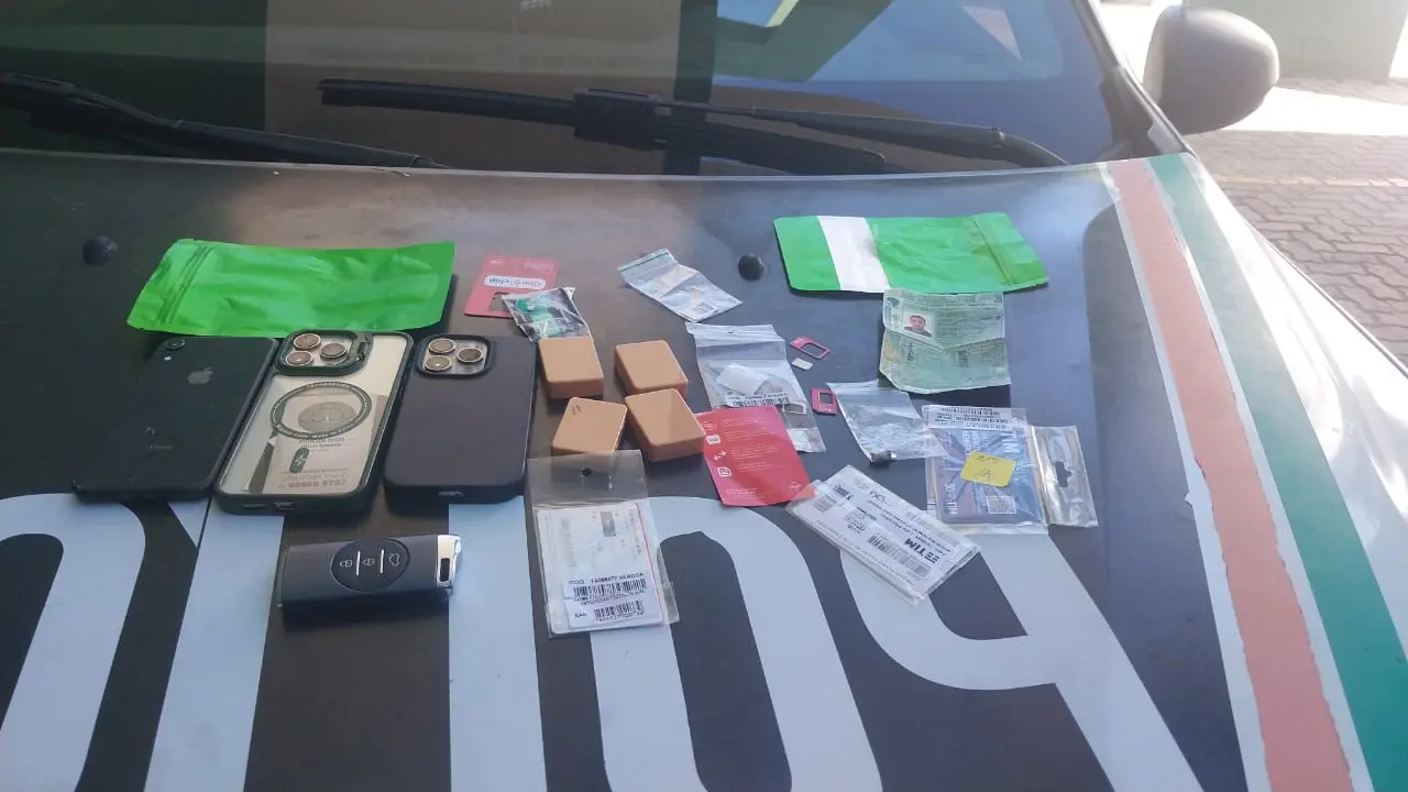 Imagens de equipamentos eletrônicos apreendidos com suspeitos de tentar fraudar o concurso público da Polícia Militar do Ceará
