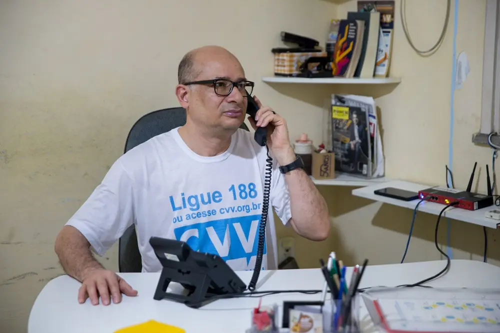 Na imagem, o economista e teólogo Francival Pires durante atendimento do Centro de Valorização da Vida em Fortaleza