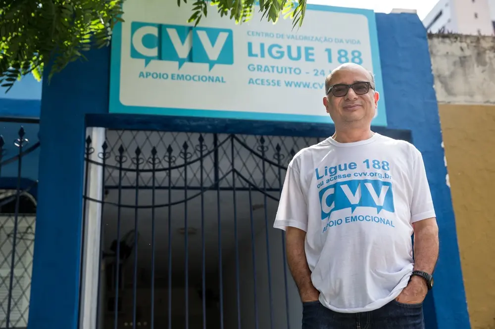 Na imagem, o economista Francival Pires na fachada da sede do Centro de Valorização da Vida, em Fortaleza