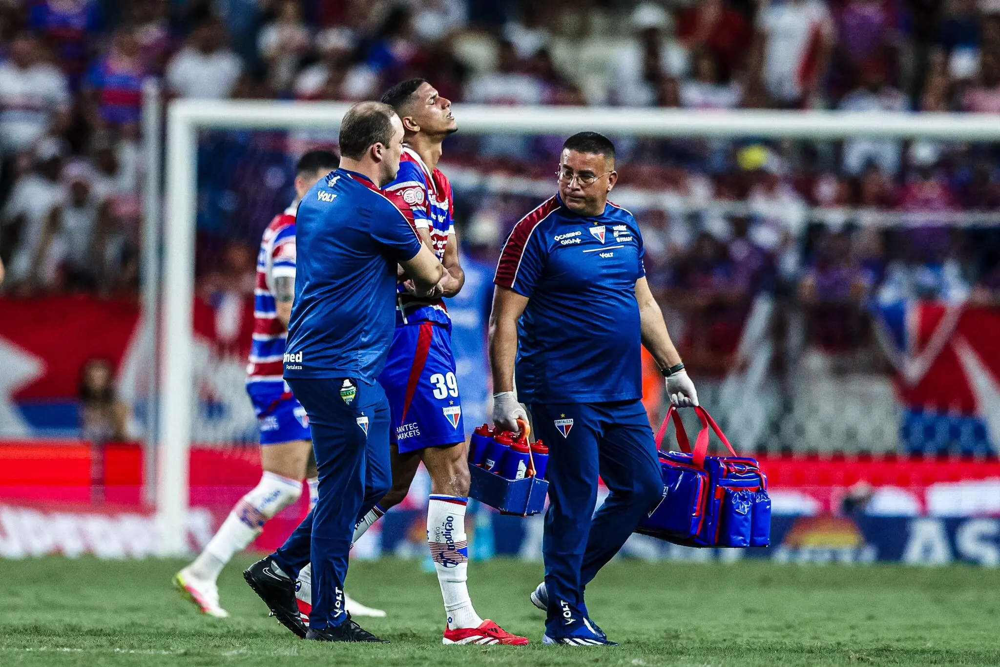 Gustavo Mancha saiu lesionado do Clássico-Rei