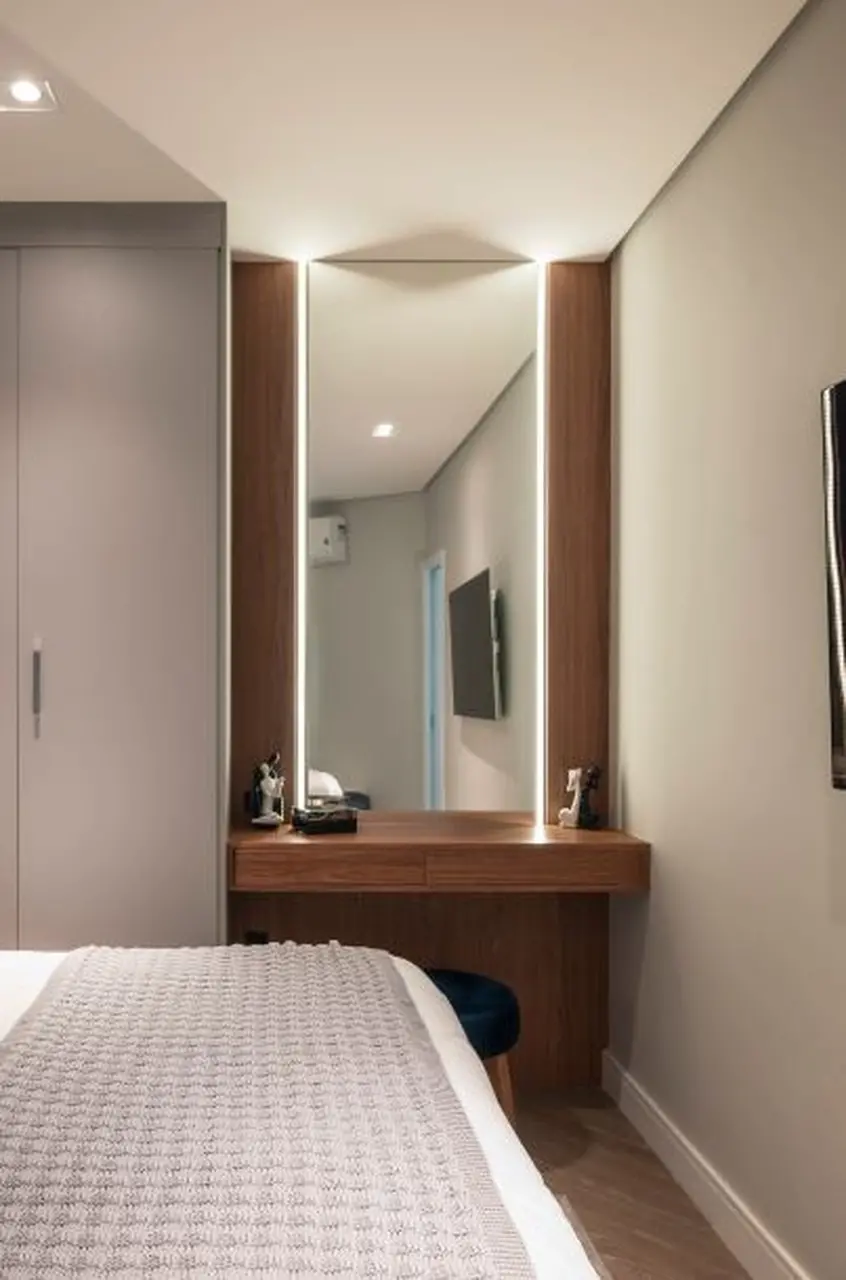 Acabamentos em madeira compõem espaço da penteadeira; projeto do scritório PB Arquitetura na foto