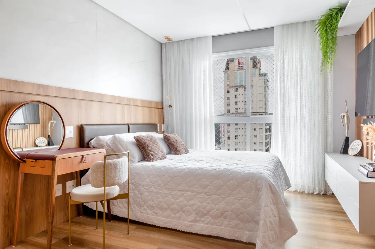 Tanto o estilo como o tamanho da penteadeira dependem do jeito de viver da pessoa e do espaço disponível; na foto, projeto de Cristiane Schiavoni