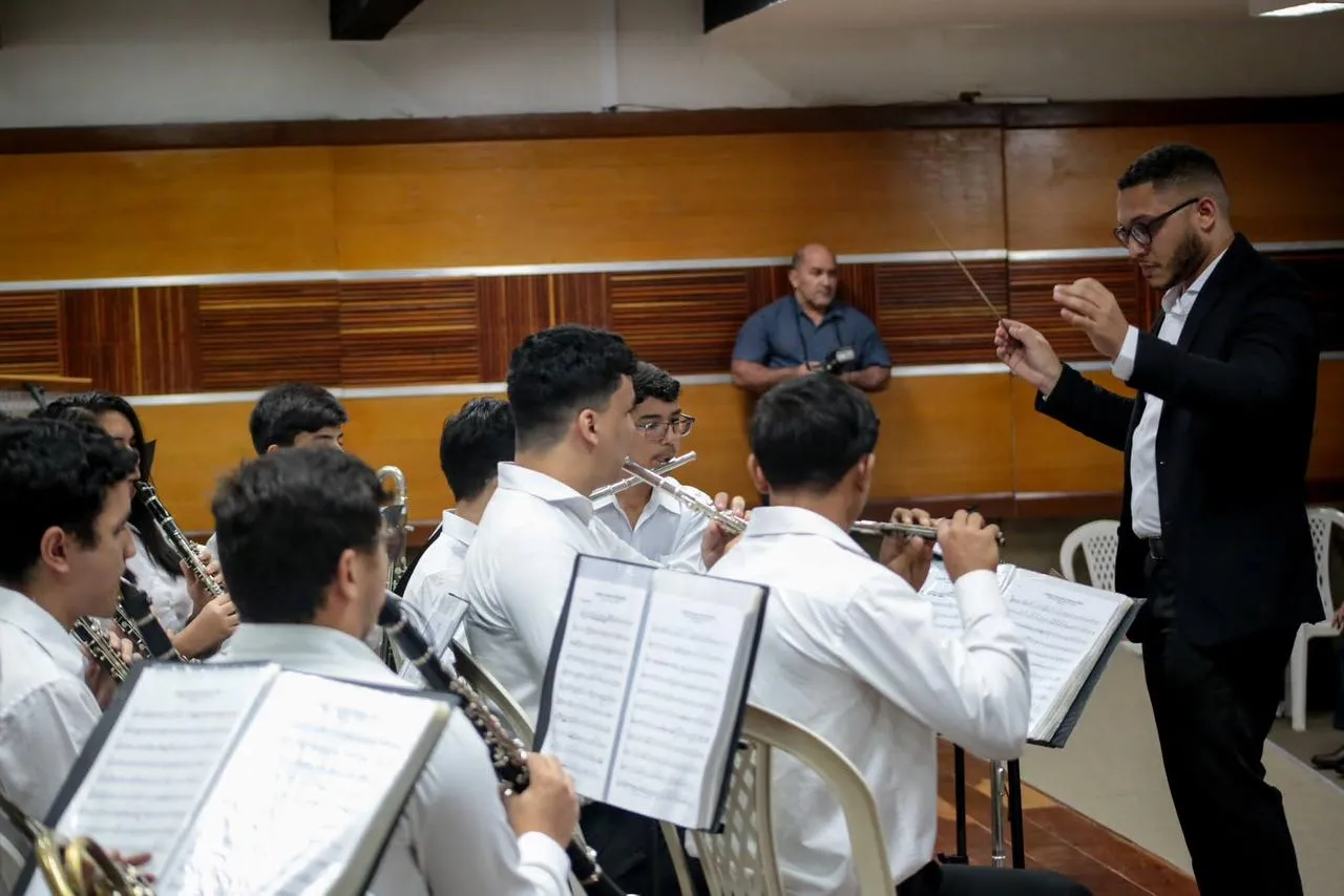 Wuilderlanio Holanda (de pé à direita) é ex-aluno do Colégio Piamarta e atua na Banda do Piamarta como músico e regente auxiliar