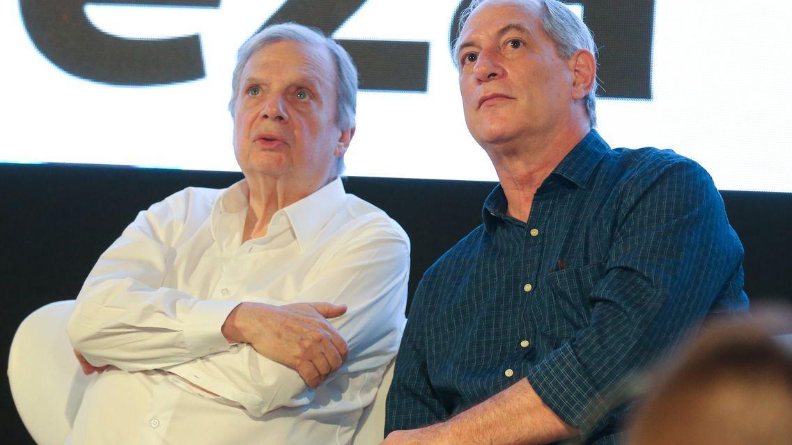 Tasso ao lado de Ciro Gomes. Ambos sentados