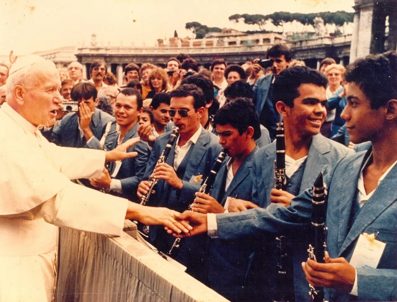 Membros da banda com o Papa João Paulo II em 1987
