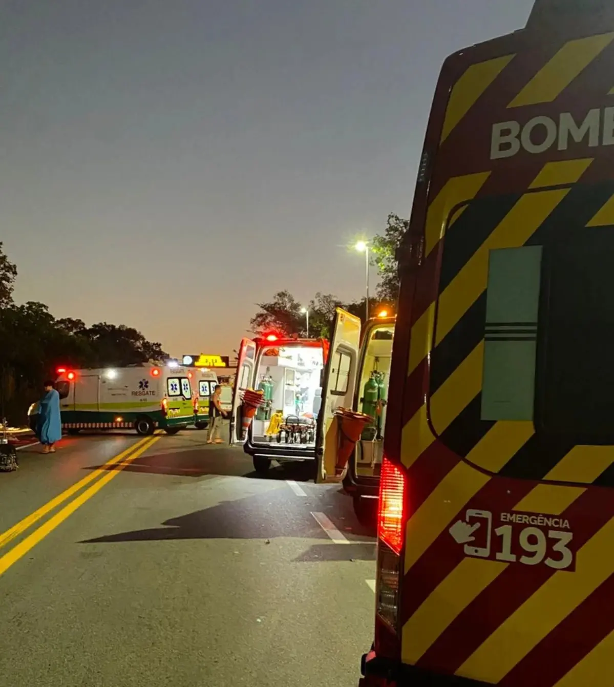 Imagem mostra fila de ambulâncias dos bombeiros que atuaram no atendimento a colisão envolvendo um ônibus come studantes da UFPA que deixou cinco mortos em Goiás, incluindo 3 estudantes da UFPA