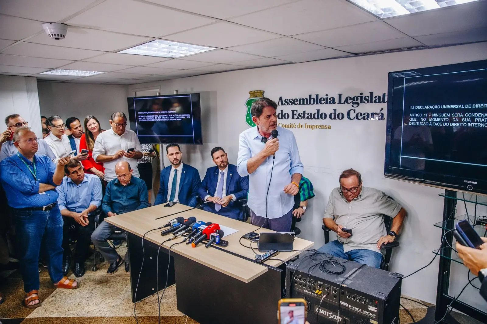 Cid durante coletiva na Alece ao lado de deputados estaduais