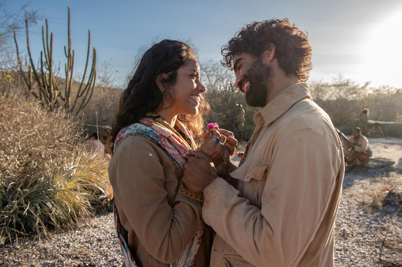 Petúnia, personagem de Larissa Goes em 'Guerreiros do Sol', se relaciona com o cangaceiro Sabiá (Vitor Sampaio)