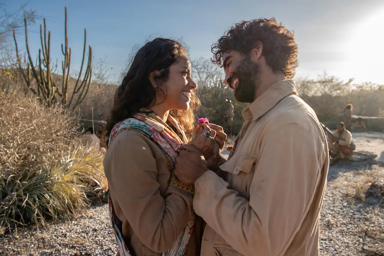 Petúnia, personagem de Larissa Goes em 'Guerreiros do Sol', se relaciona com o cangaceiro Sabiá (Vitor Sampaio)