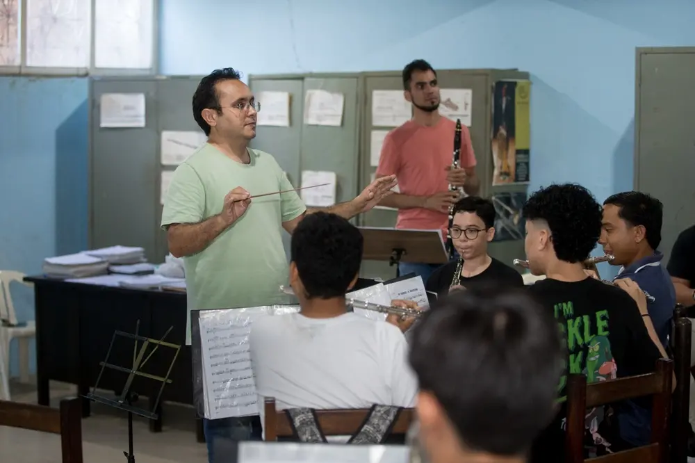 Maestro Rômulo Santiago é natural de Russas, onde compôs a banda municipal, e veio para Fortaleza seguir na formação em música