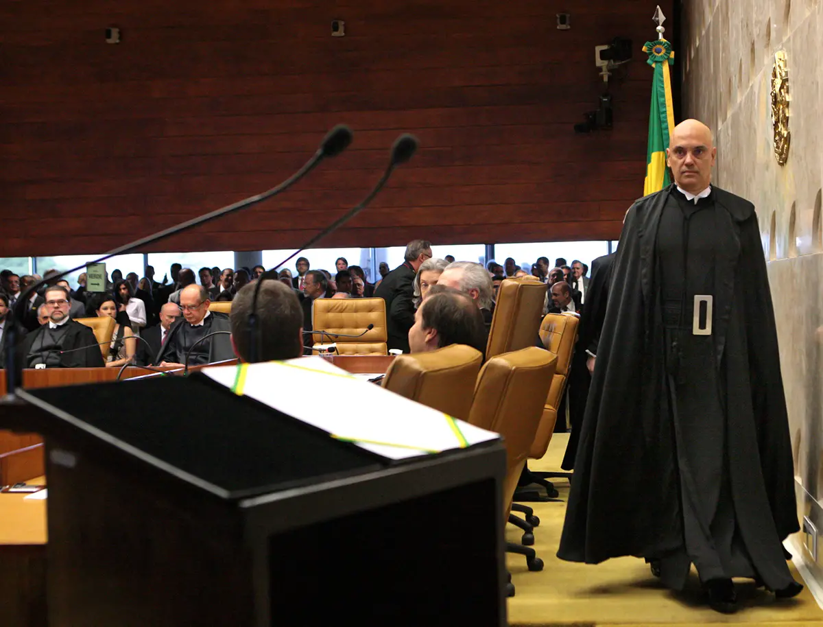 Imagem mostra Alexandre de Moraes vestido toga ao assumir vaga de ministro do STF em 2017