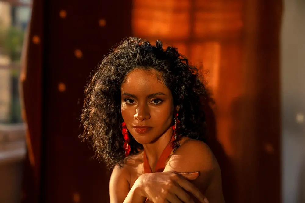 Contato com teatro para a atriz Larissa Goes começou na infância, mas caminho profissional se consolidou quando ela tinha 20 anos