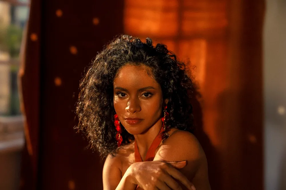 Contato com teatro para a atriz Larissa Goes começou na infância, mas caminho profissional se consolidou quando ela tinha 20 anos