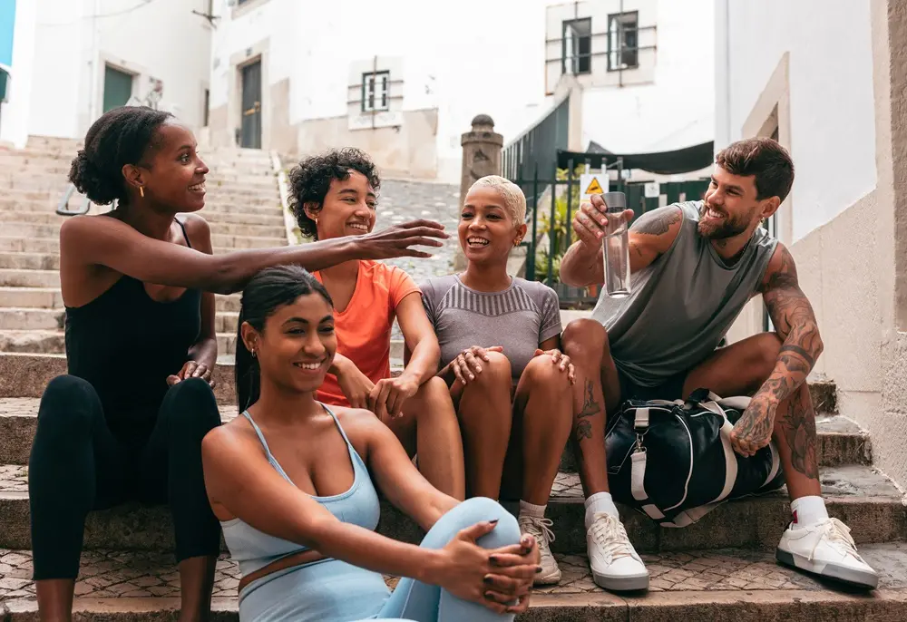 Na imagem, grupo de amigos se encontra de forma descontraída