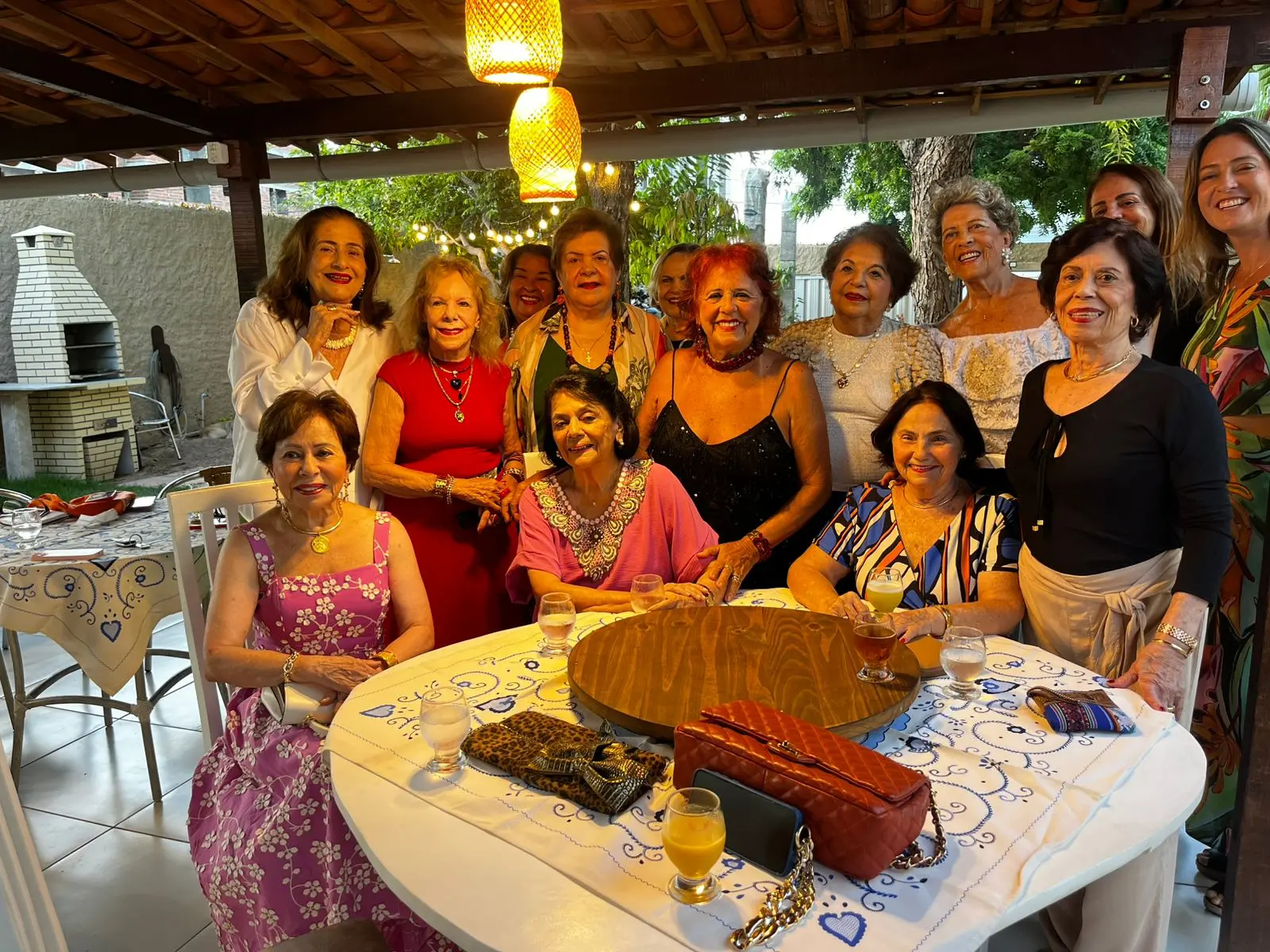 Na imagem, reunião de integrantes do grupo ACAD, formada por 24 amigas há 50 anos em Fortaleza