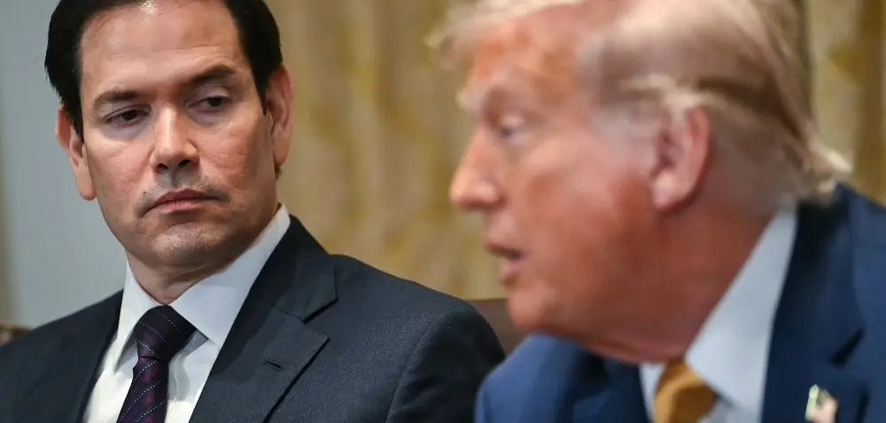 Marco Rubio observa Donald Trump