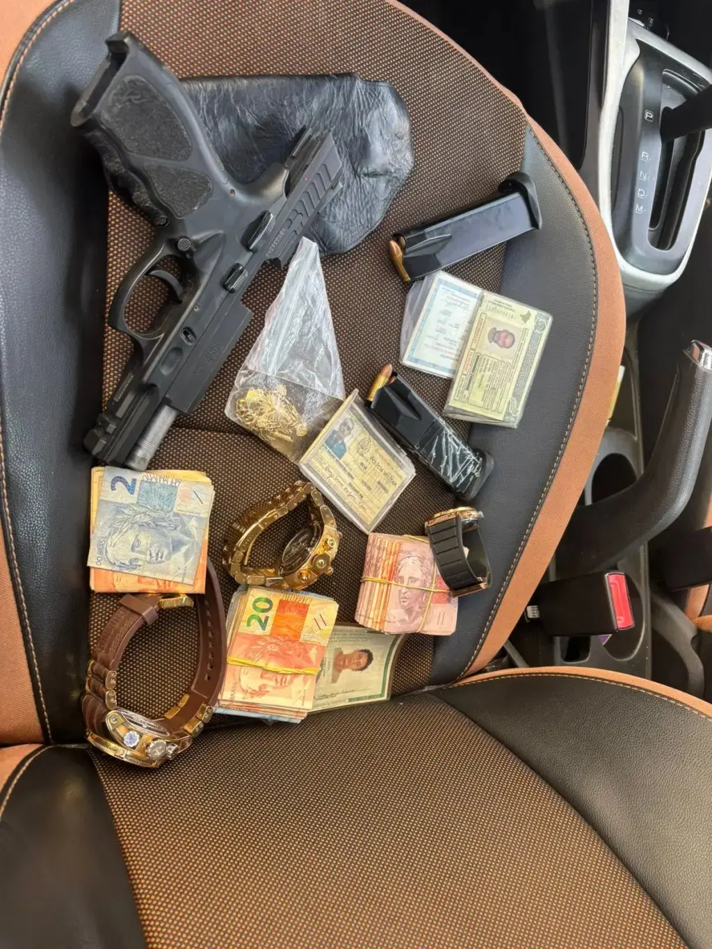 Carro com armas e dinheiro. Imagem usada em matéria sobre detenção de suspeitos de ataque a tiros contra bicheiro Vinicius Drumond no RJ