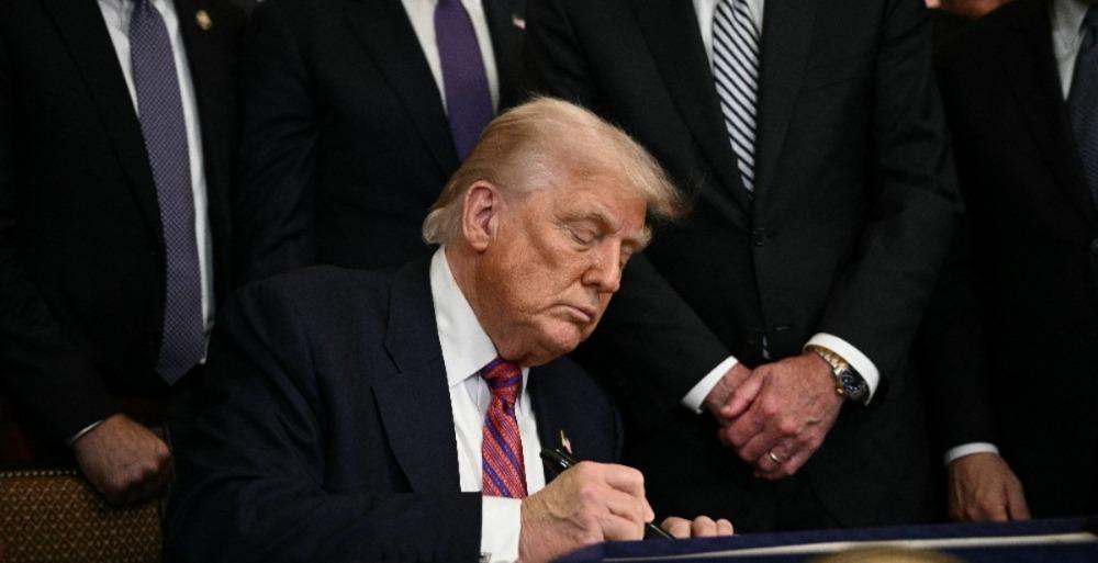 Donald Trump assinando um documento