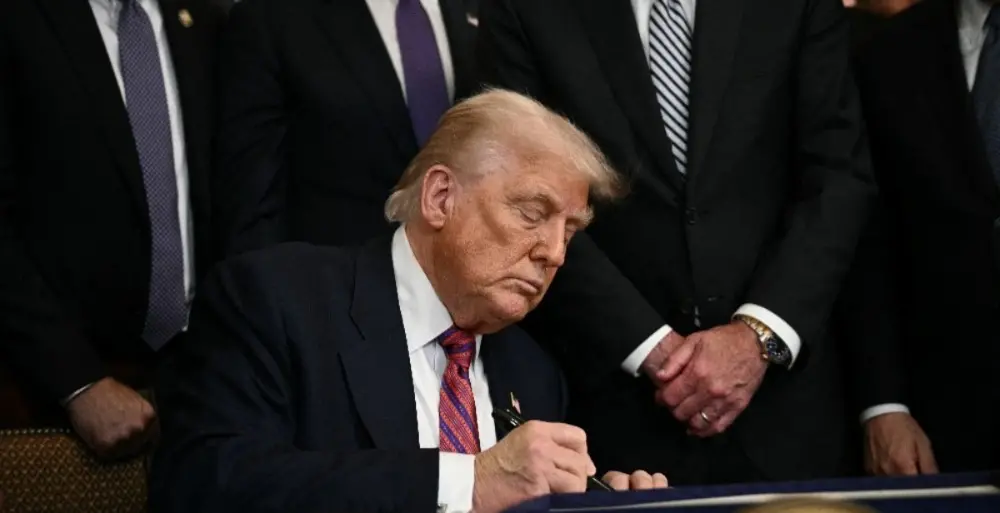 Donald Trump assinando um documento