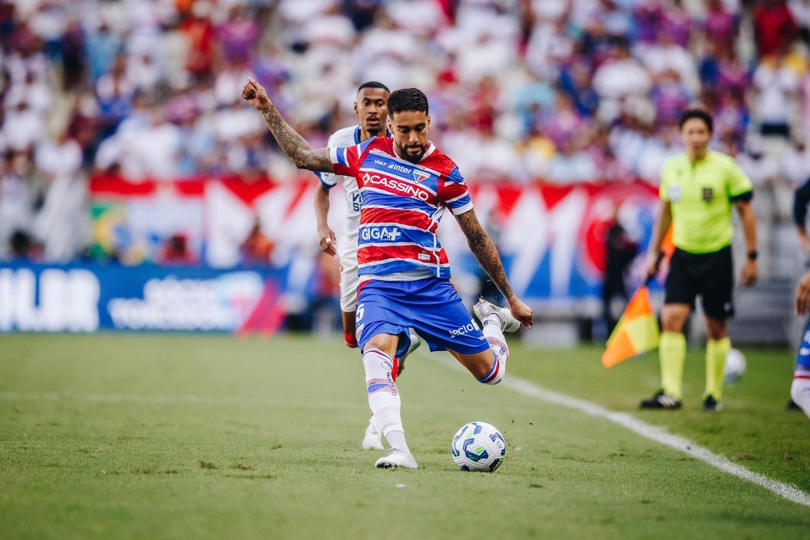 Atletas de Fortaleza e Bahia disputam bola