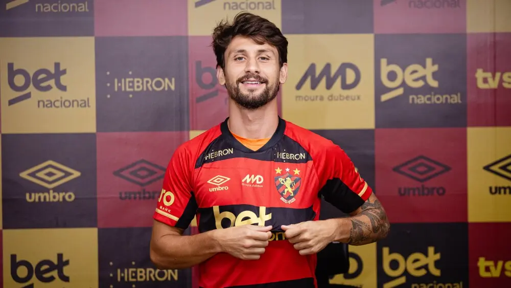 Pedro Augusto exibe camisa do Sport