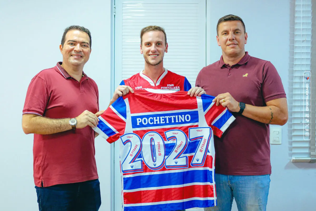 Pochettino segura camisa do Fortaleza com a indicação 2027 ao lado de Paz e Boeck