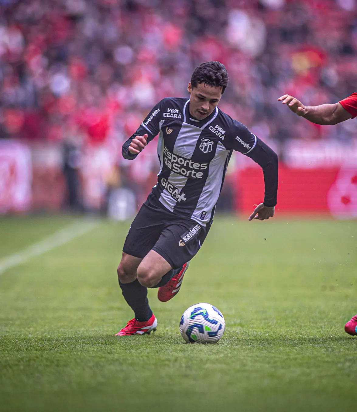 Matheus Araújo foi titular do Ceará contra o Internacional, na vaga de Lucas Mugni, suspenso