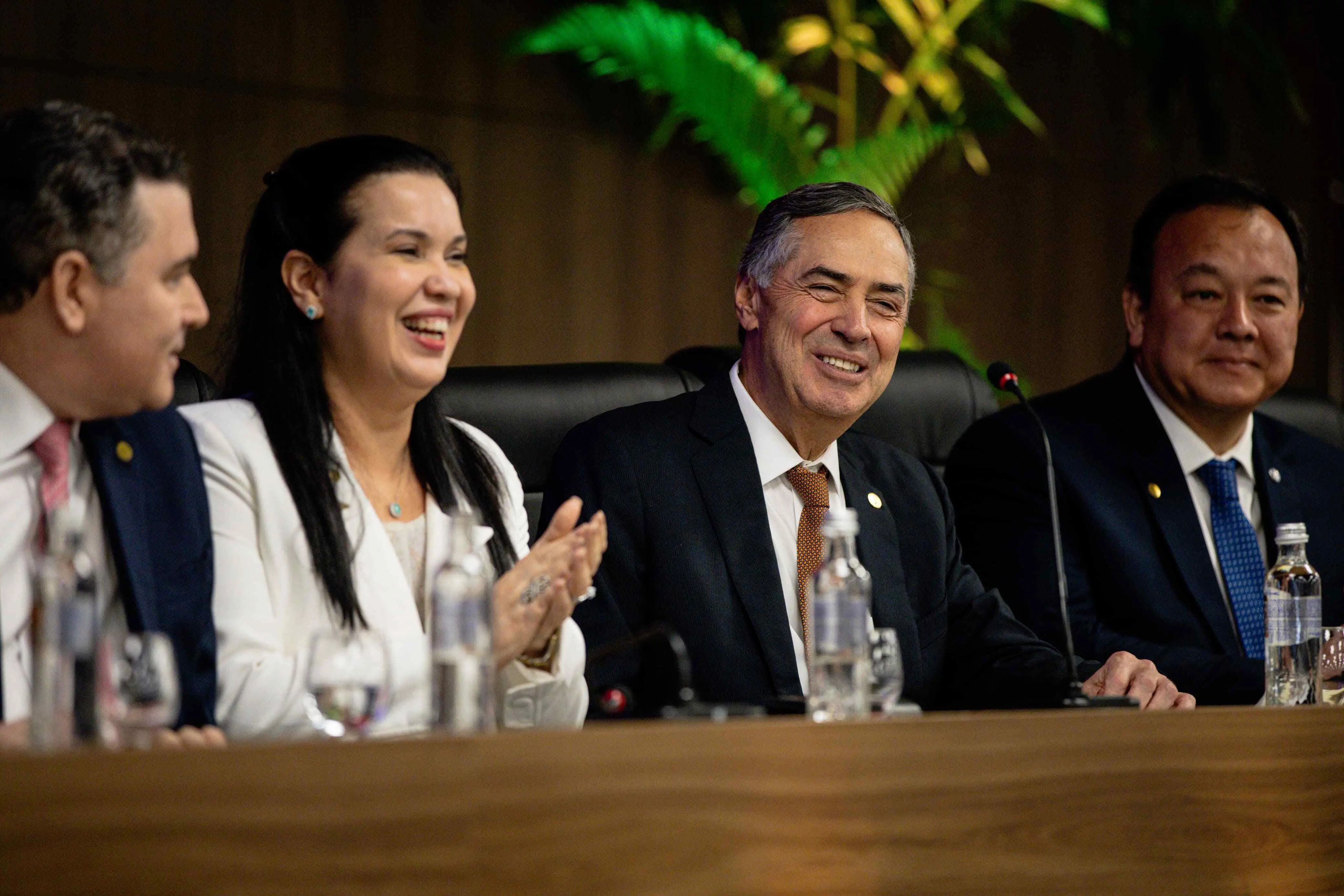 Luís Roberto Barroso rindo, em mesa composta pela presidente da OAB-CE