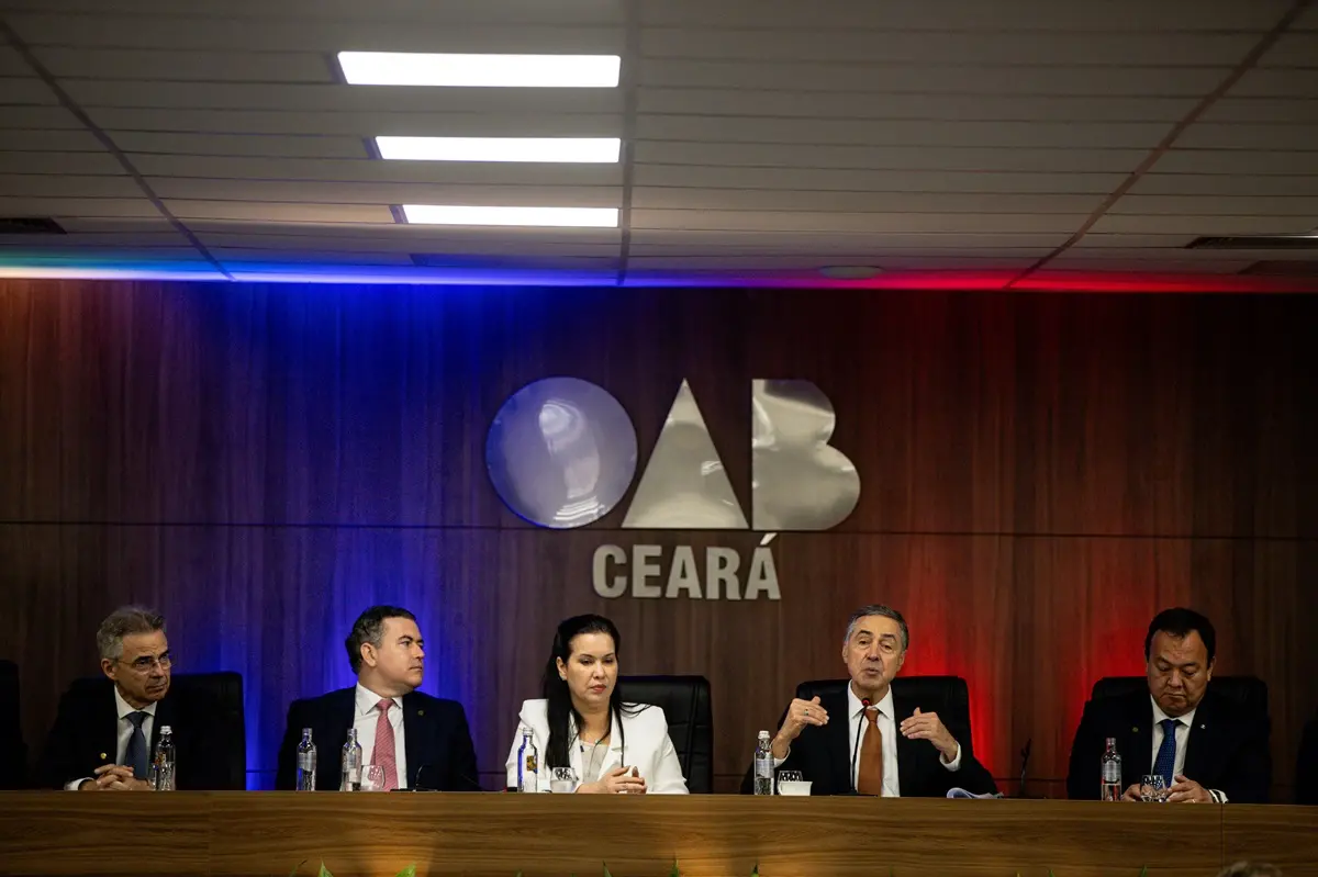 Luis Roberto Barroso em mesa do auditório da OAB Ceará, acompanhado por outras autoridades públicas