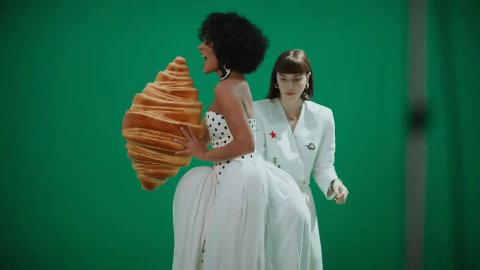 Bella Campos atuando ao lado de Alice Wegman