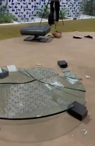 Mesa de vidro quebrada e sapatos perdidos na Câmara