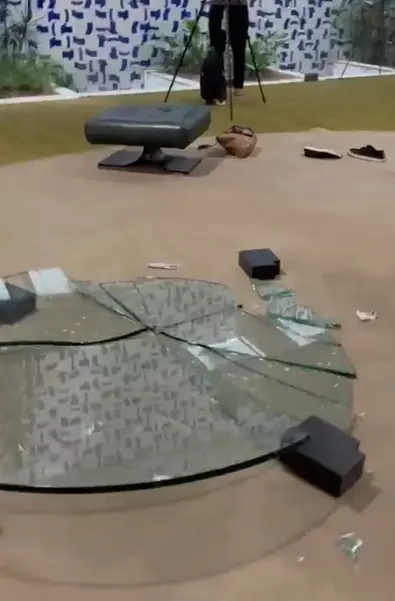 Mesa de vidro quebrada e sapatos perdidos na Câmara