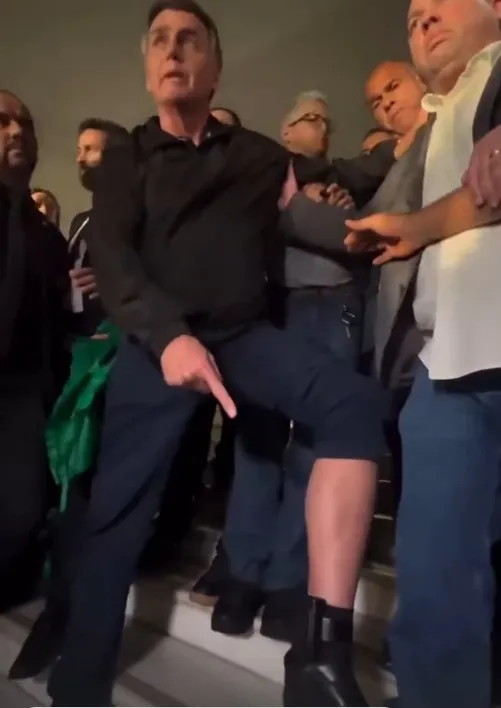 Bolsonaro exibe a tornozeleira eletrônica na Câmara dos Deputados