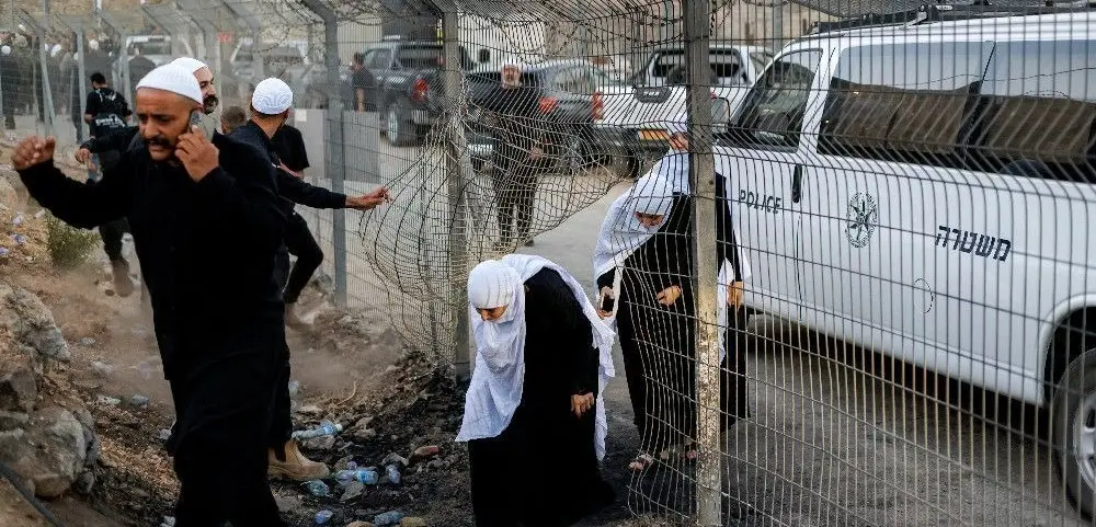 Sírios rompem cerca e atravessam