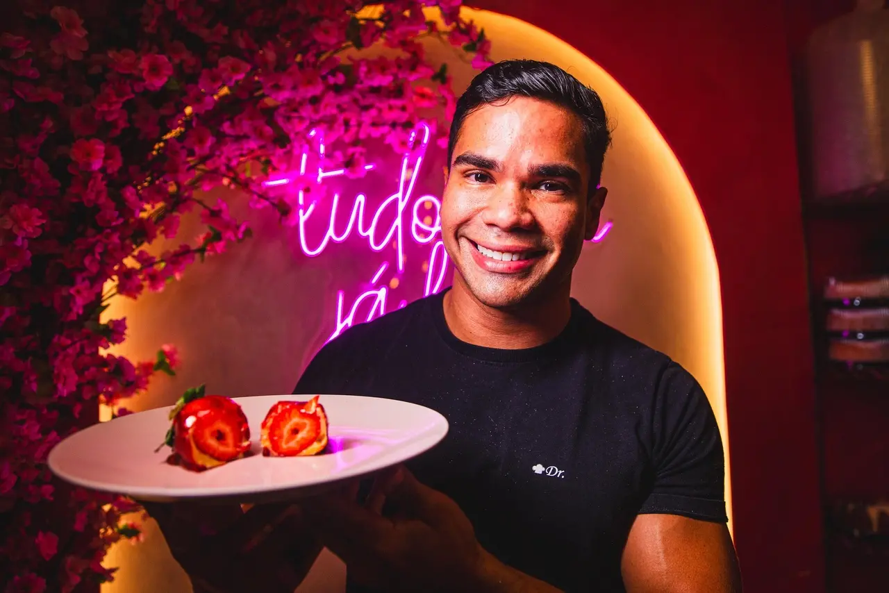 A DR Confeitaria, de Douglas Barros, começou a fabricação de morango do amor na semana passada