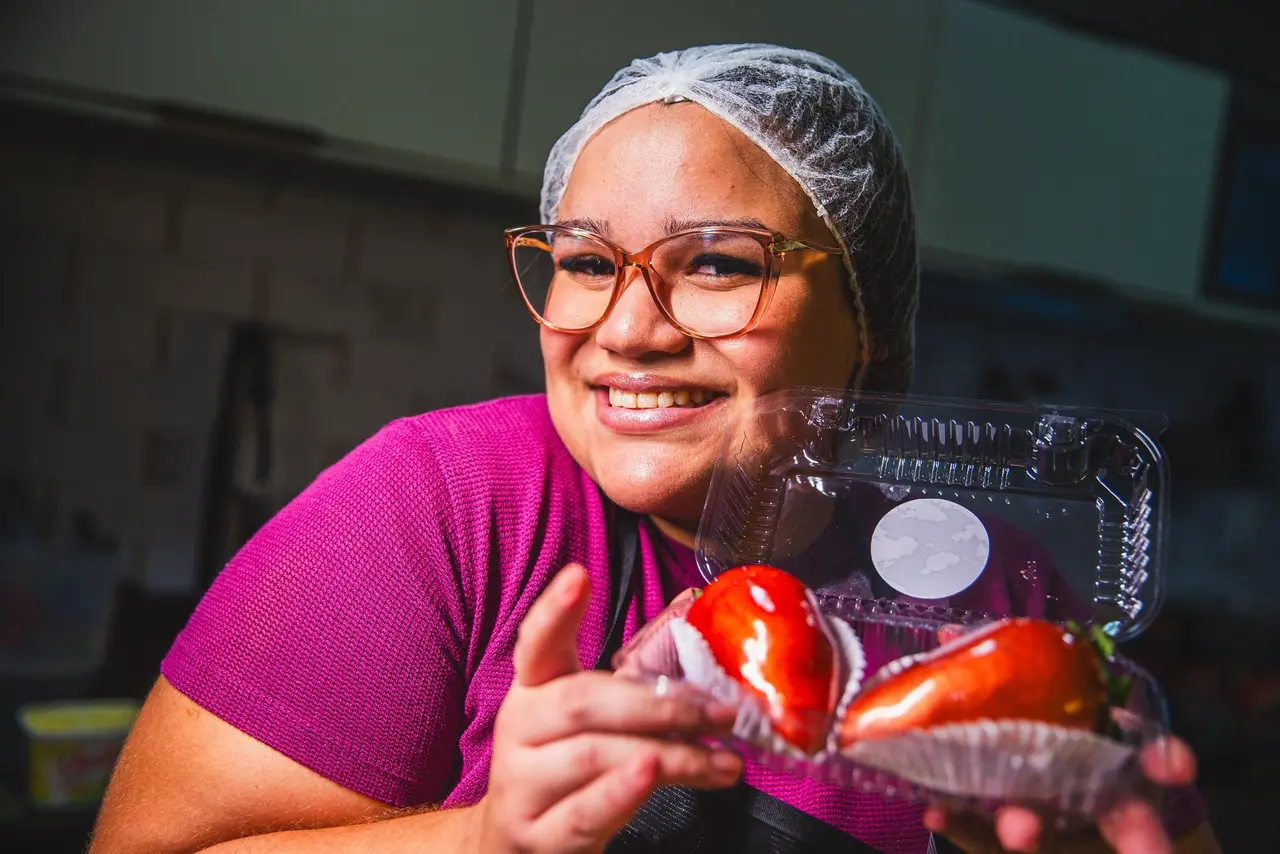 Sabrina Moreira Leite aproveitou o hype do morango do amor para empreender vendendo o doce