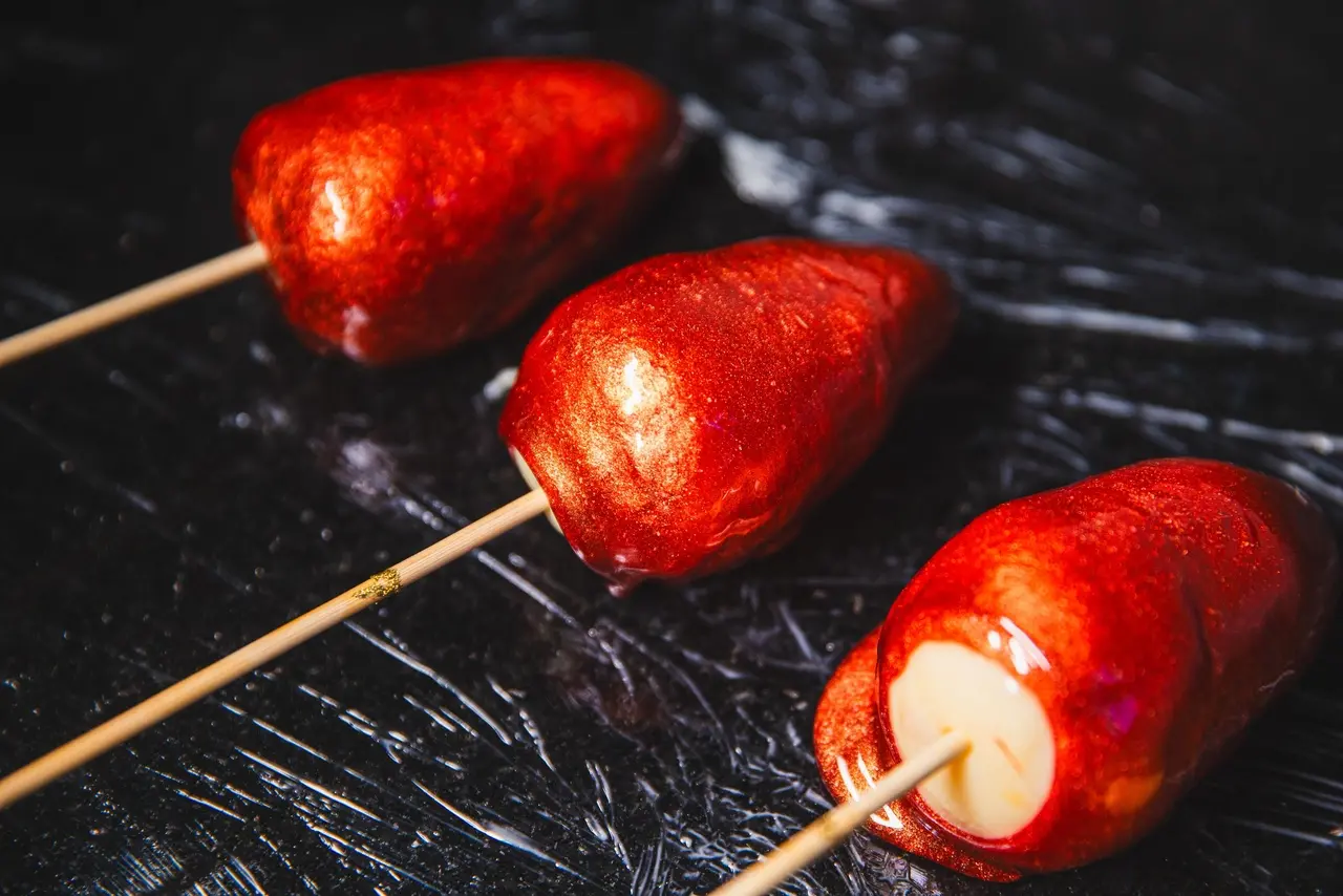 Sabrina Moreira Leite produz média de 100 unidades do morango por dia