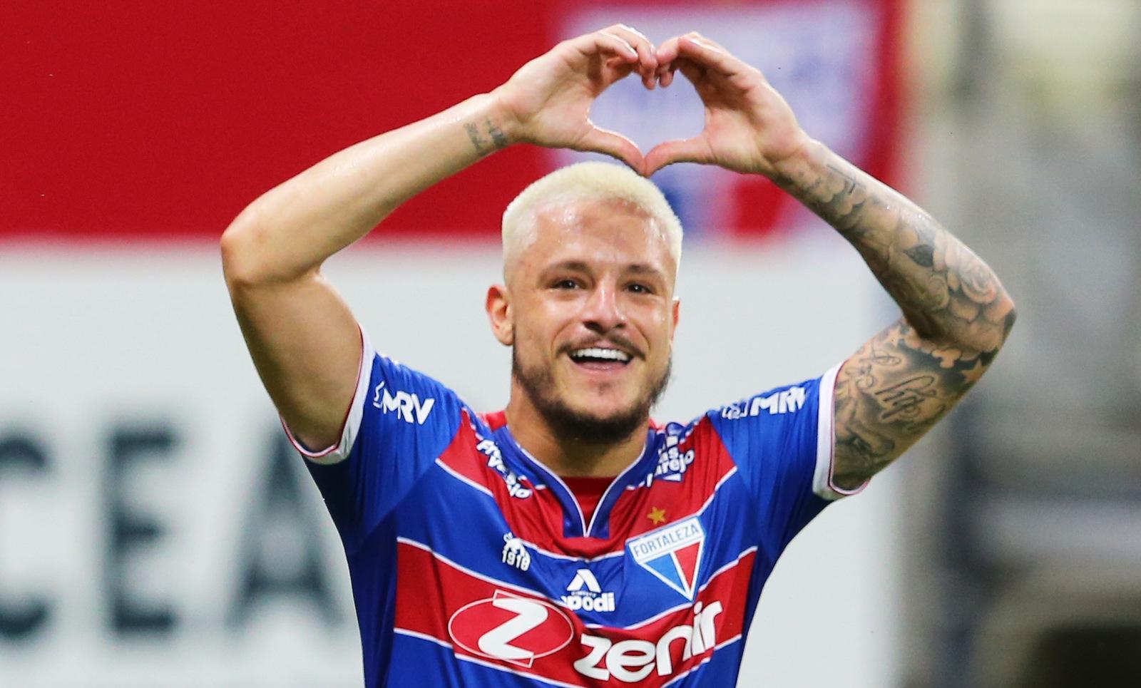 Lucas Crispim comemora gol pelo Fortaleza