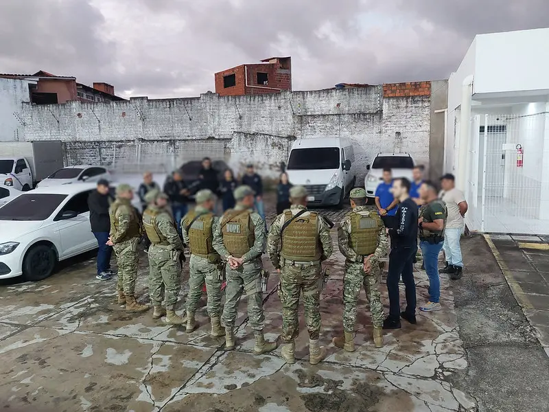 Foto de policiais reunidos para participarem da Operação Entre Lobos, contra golpes a idosos, nos estados de Santa Catarina, Ceará, Rio Grande do Sul, Bahia e Alagoas