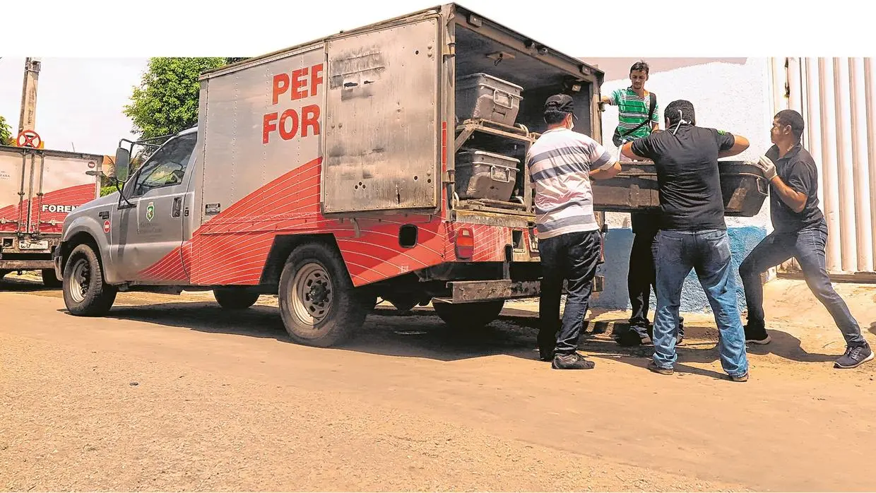 Imagem de peritos recolhendo corpos de vítimas da Tragédia em Milagres para o carro da Perícia Forense do Ceará, no dia 7 de dezembro de 2018