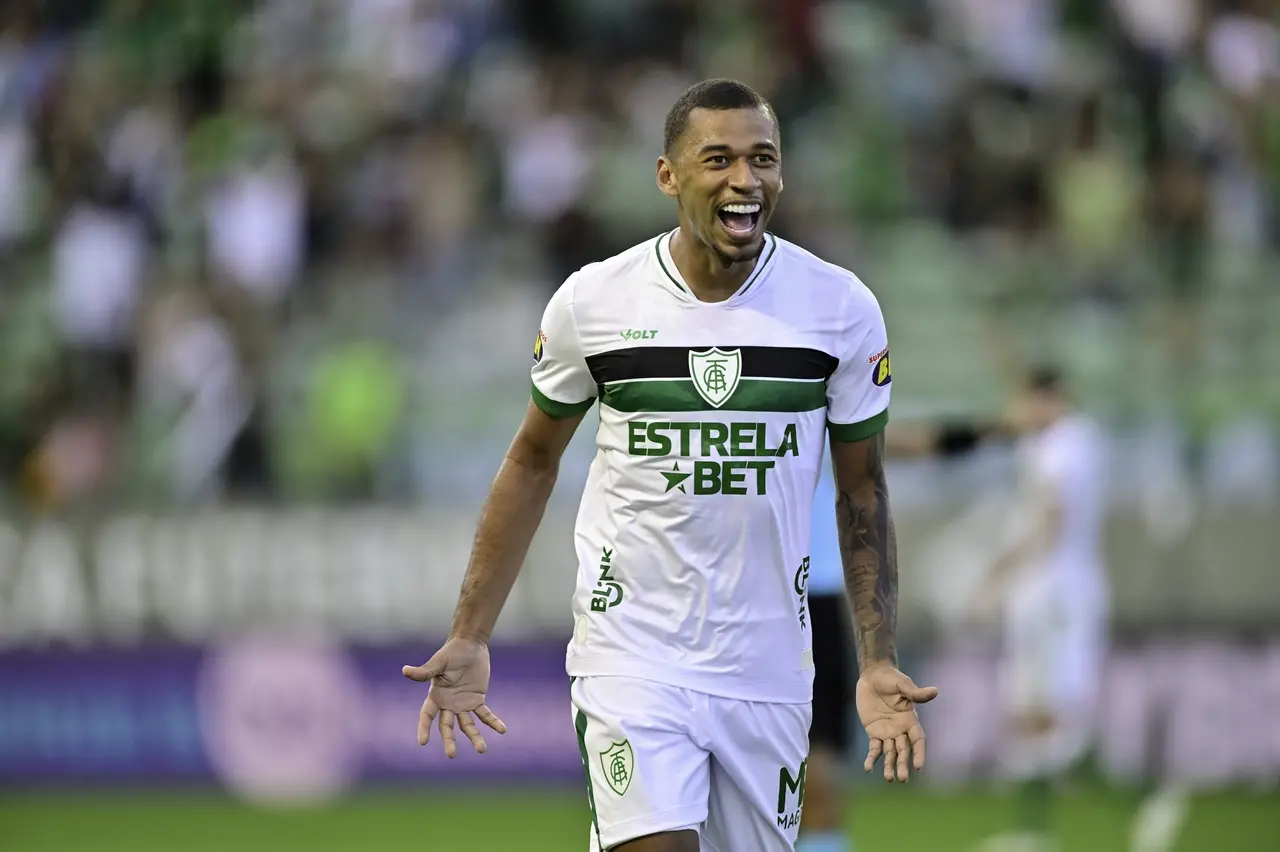 O atacante Fabinho em ação pelo América-MG