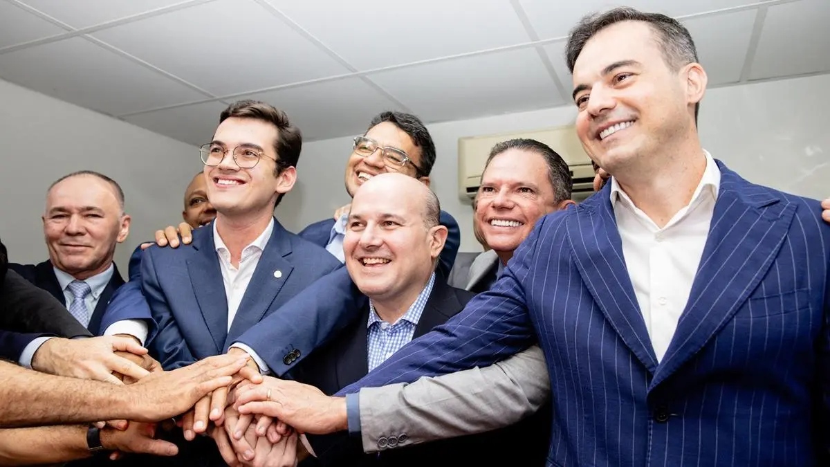 Deputados e dirigentes partidários da oposição, incluindo Pastor Alcides, Roberto Cláudio, Carmelo Neto e Capitão Wagner