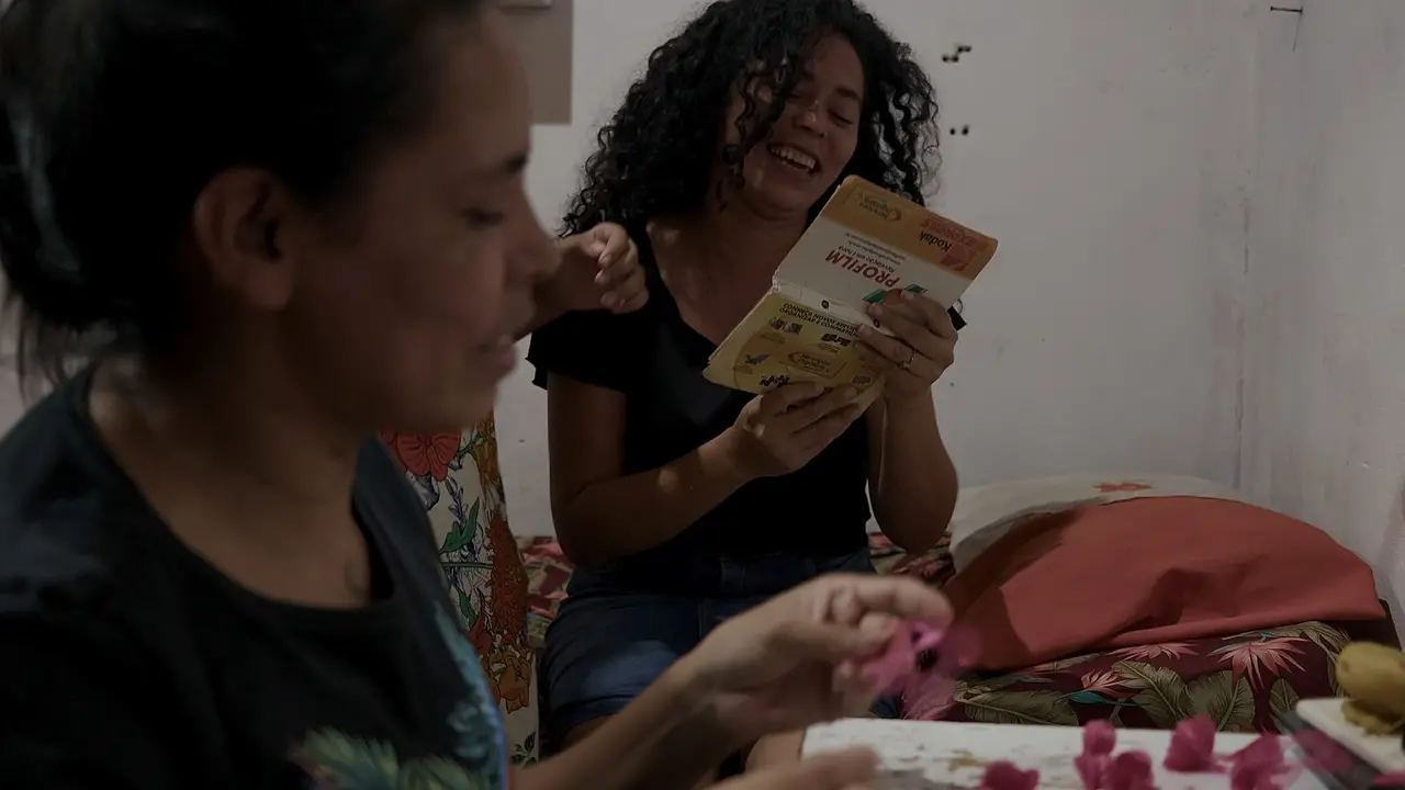 Irmãs mais velhas do diretor partilham no curta memórias sobre a mãe, a vinda do interior para Fortaleza e o início das lutas da comunidade