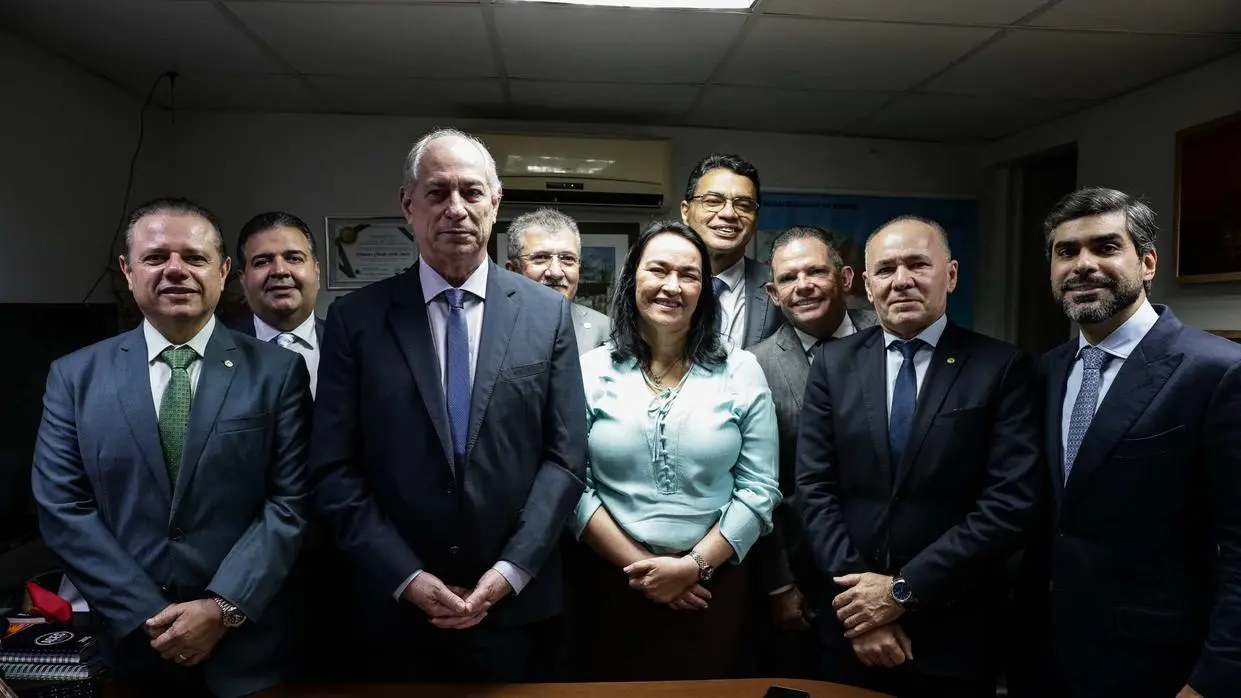 Foto mostra Ciro Gomes no café da oposição ao lado de deputados estaduais