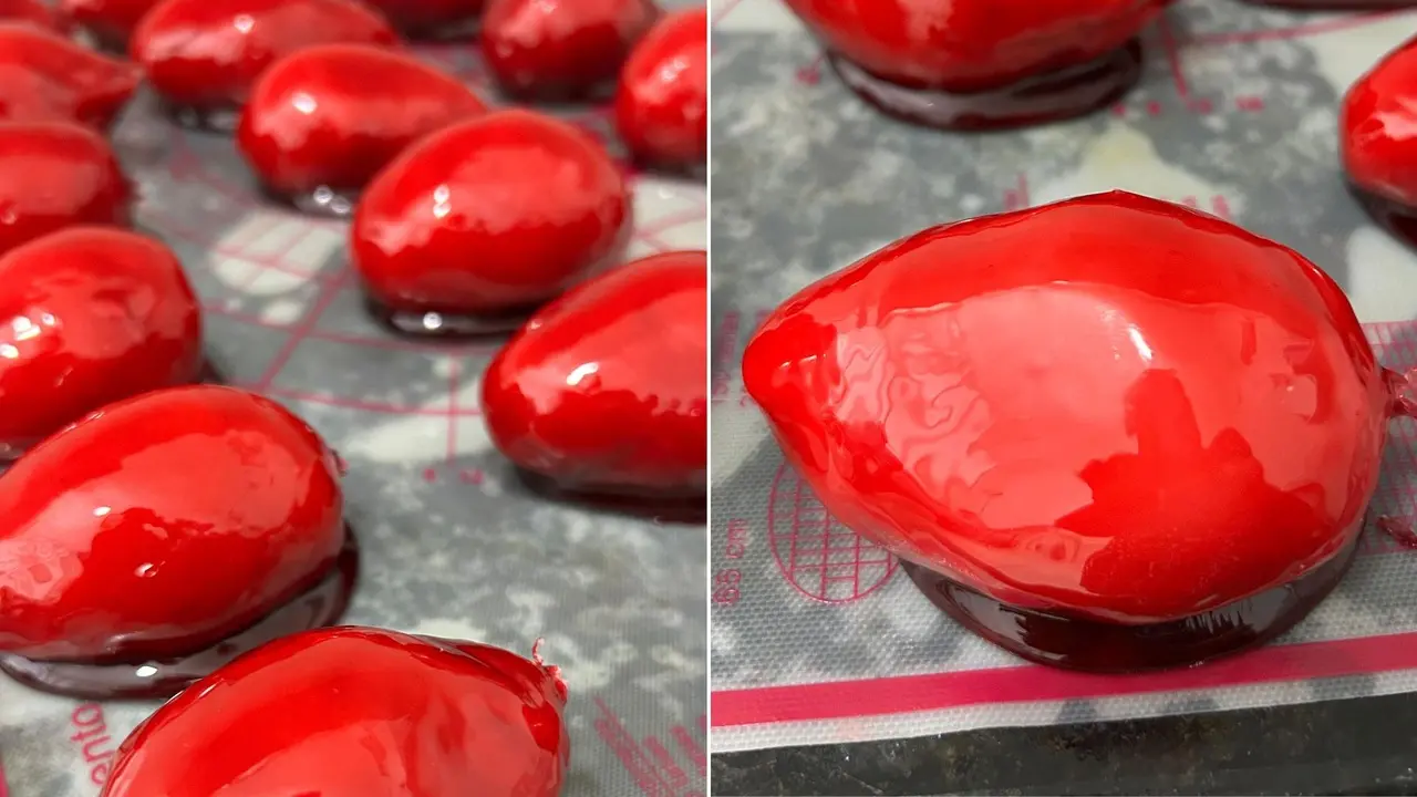 Montagem de duas fotos de morango do amor produzido por empreendimento Amor de Pirulito