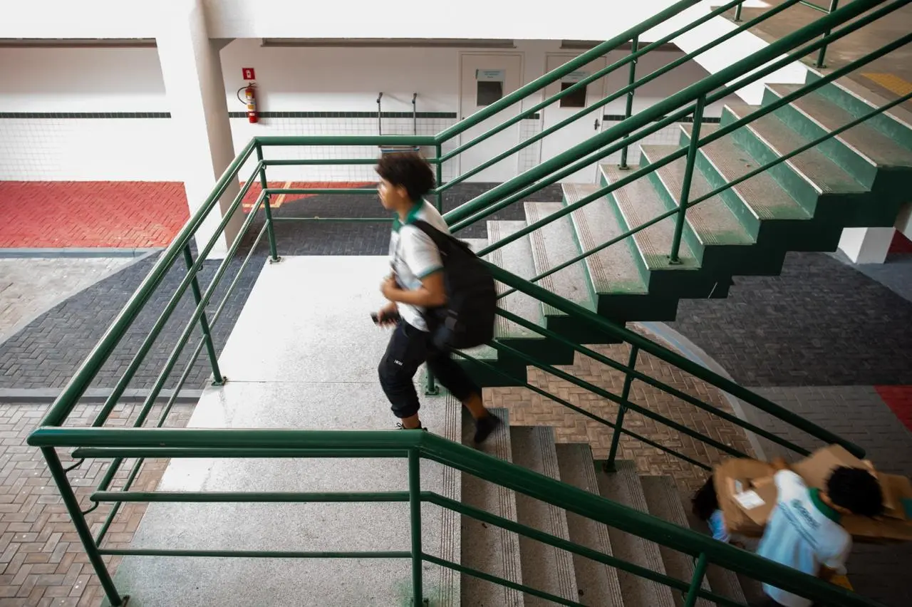 Estudantes andando por escola pública do Ceará, em escada