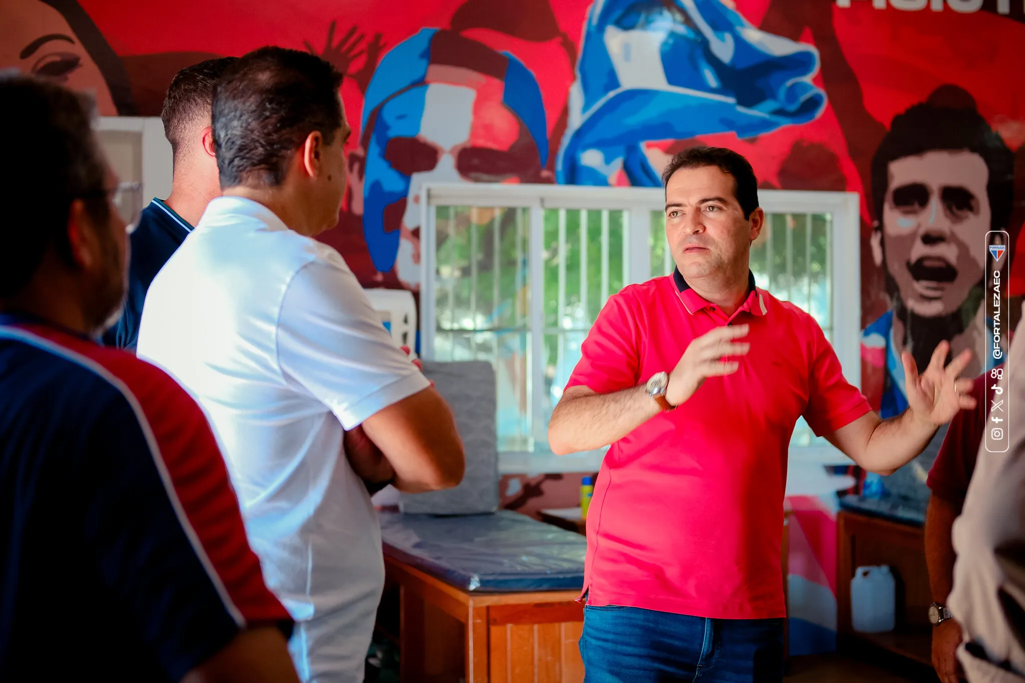 O CEO da SAF do Fortaleza, Marcelo Paz, de vermelho, acompanhou Renato Paiva durante a visita ao CT Ribamar Bezerra