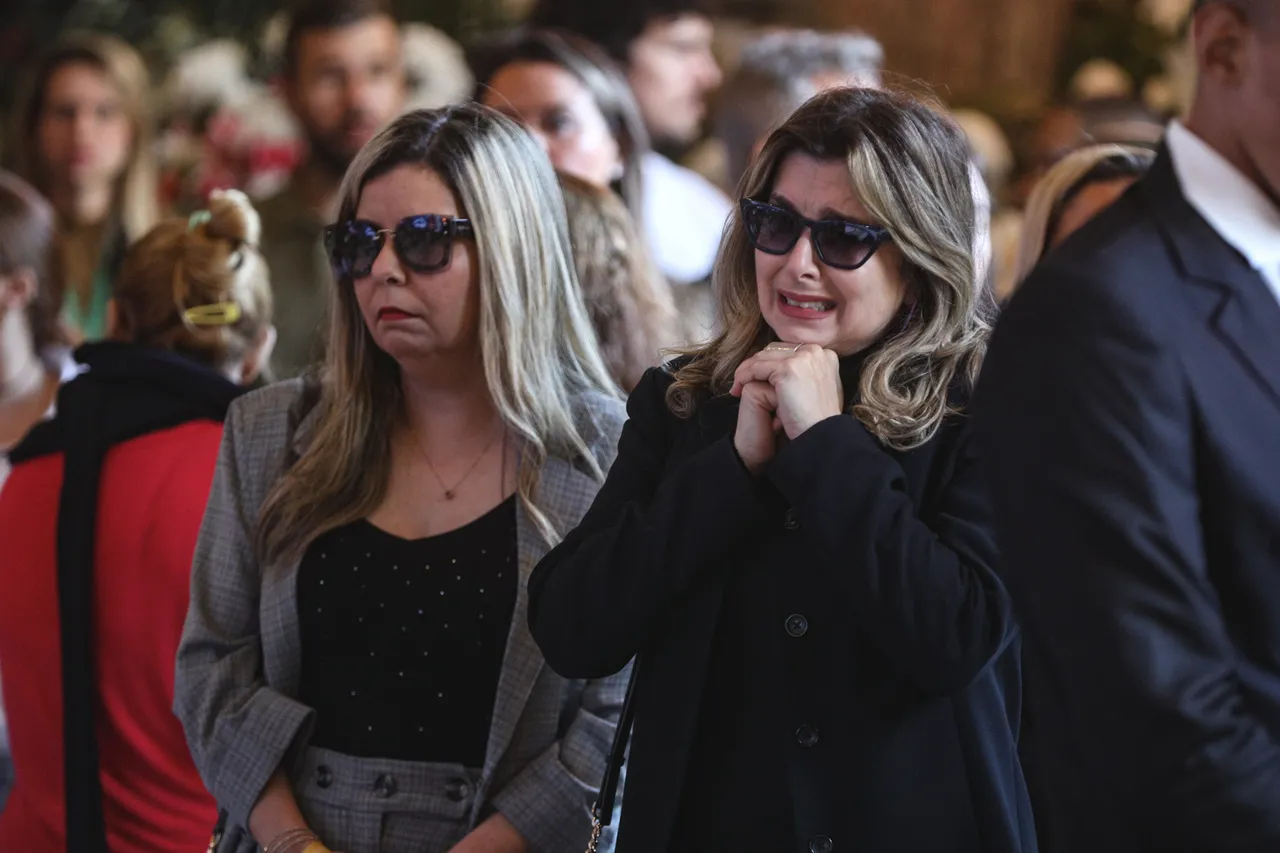 Mylena Ciribelli foi uma das que chegaram ao velório