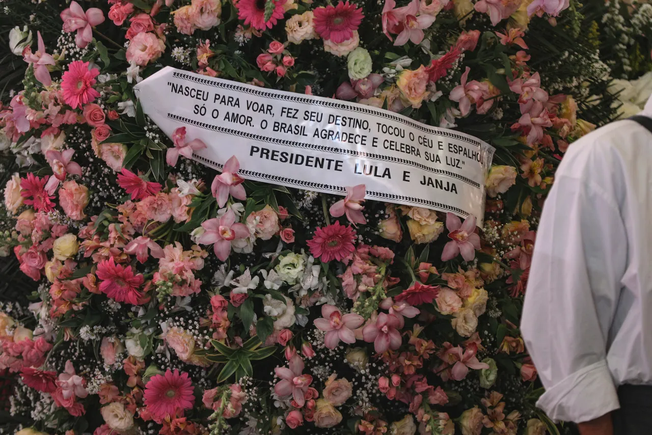 Janja e Lula enviaram coroa de flores à cerimônia