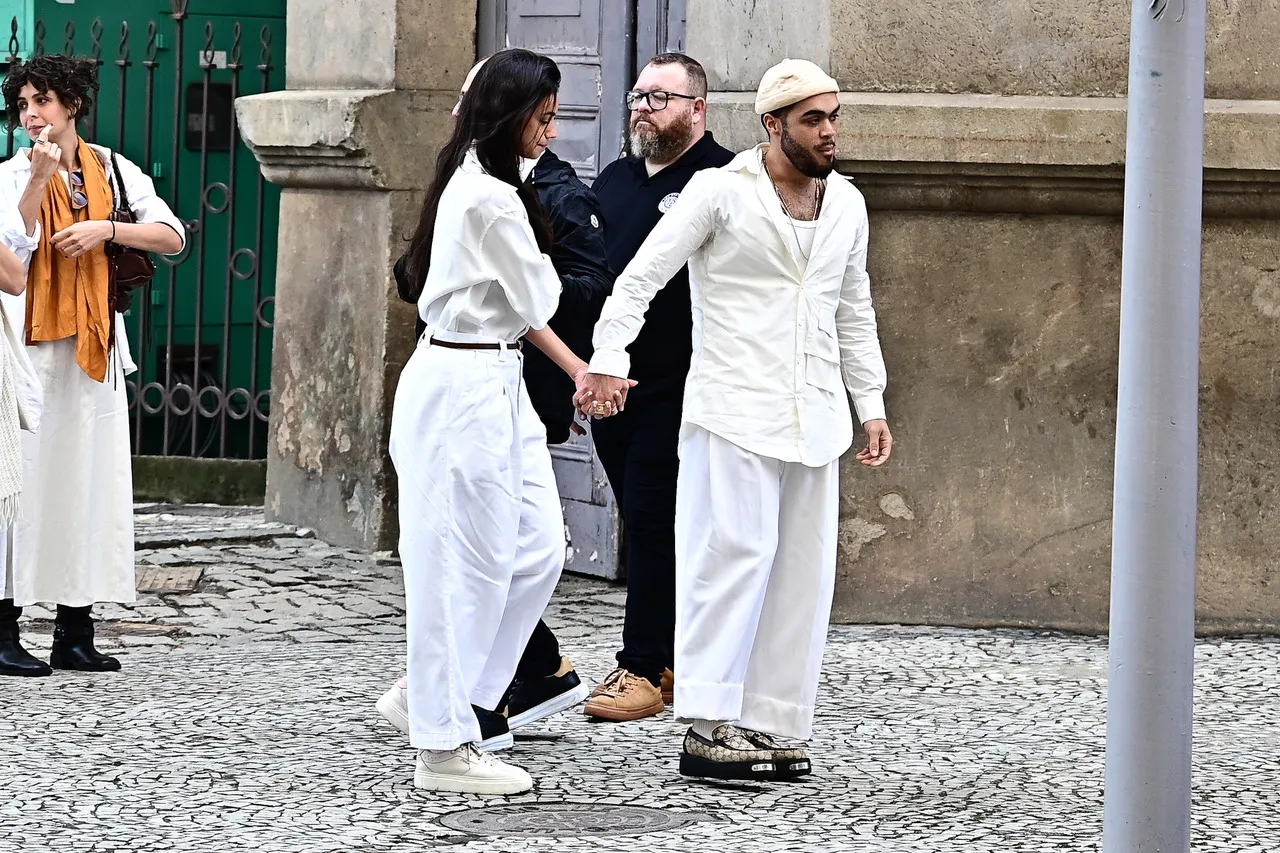 Alane Dias e Fran Gil, filho de Preta Gil, chegaram ao velório logo após as 9h